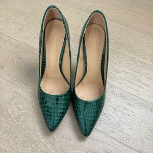 faux Sherwood green croc pump by Eva Mendes for New York & Company 8.5